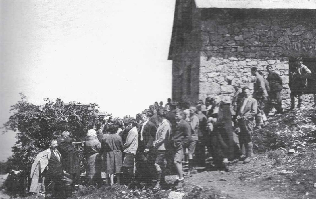 Одвођење Срба и Јевреја из Госпића према Јадовну.