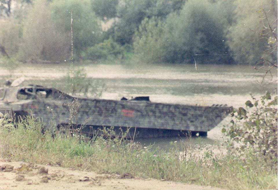 Уништена амфибија Хрватске војске на ушћу ријеке Уне у Саву у Доњој Градини. Амфибију су уништили припадници 11. дубичке бригаде и тако спријечили стварање мостобрана, 19. септембра 1995. године.
