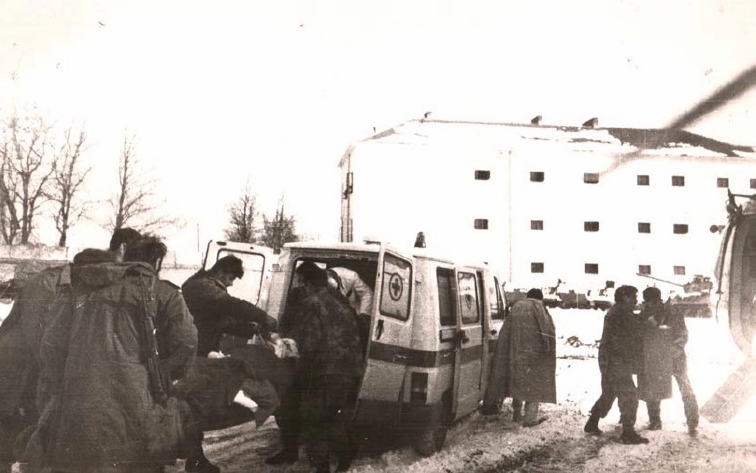 Невесиље, транспорт рањеника. Извор: Предраг Лозо, Одсудна одбрана: митровданске офанзиве на источну Херцеговину 1992. и 1994. године, РЦИРЗ, Бања Лука 2021.
