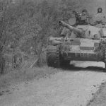 Тенкисти у околини Дервенте, мај, 1992. године. Фото Радивоје Павичић. Извор фотографије Бранко Пралица.