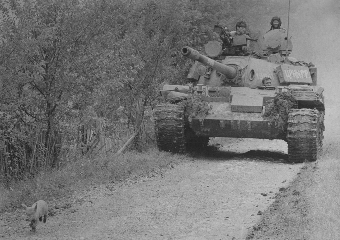 Тенкисти у околини Дервенте, мај, 1992. године. Фото Радивоје Павичић. Извор фотографије Бранко Пралица.